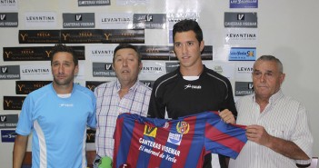 Biri, Pedro Romero, Piñera y Rafael López posan con la camiseta del Yeclano Deportivo