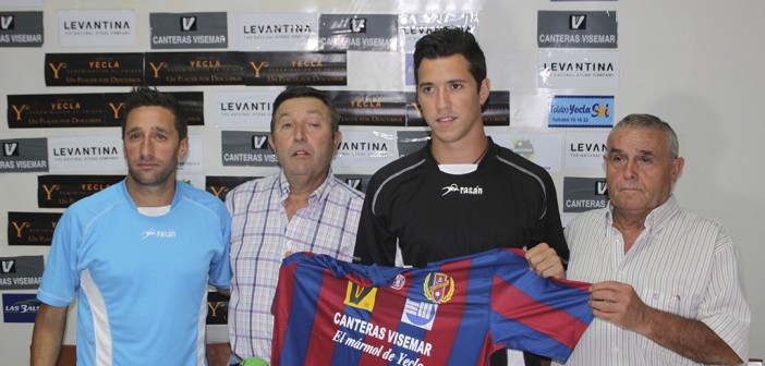 Biri, Pedro Romero, Piñera y Rafael López posan con la camiseta del Yeclano Deportivo