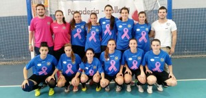 Alba, abajo a la derecha, junto a su equipo