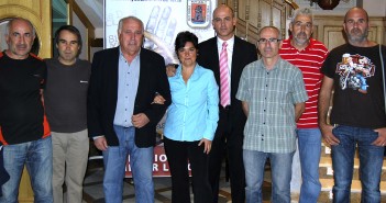 Miembros de la directiva del CEY en la entrada del Teatro Concha Segura: Pascual Aguilera