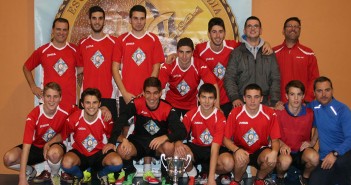 La escuadra ganadora posa con el trofeo / J. Ramón Martínez