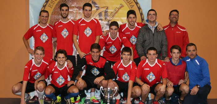 La escuadra ganadora posa con el trofeo / J. Ramón Martínez
