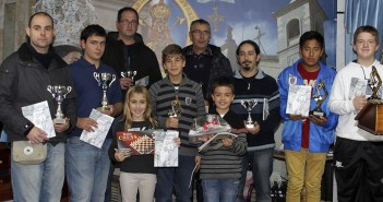 Los premiados en el torneo posan con sus trofeos / Pascual Aguilera