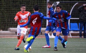 Otro instante del choque entre el Cadete B y el CD P. Los Juncos / P. Aguilera