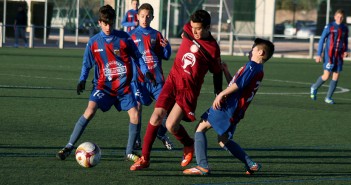Un jugador del Ciudad disputa el esférico junto a varios adversarios / J. Ramón Martínez