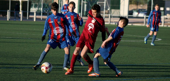 Un jugador del Ciudad disputa el esférico junto a varios adversarios / J. Ramón Martínez