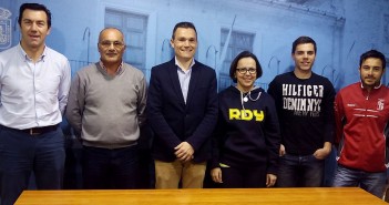 El edil de Deportes posa junto a representantes de diversas asociaciones deportivas