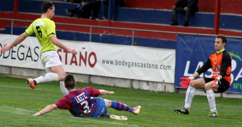 Andrés Carrasco se dispone a anotar el 0-2 en la portería de Fran