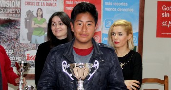 Santos posa con su trofeo de campeón en la sede de IU / P. Aguilera