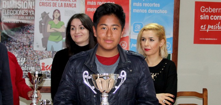 Santos posa con su trofeo de campeón en la sede de IU / P. Aguilera
