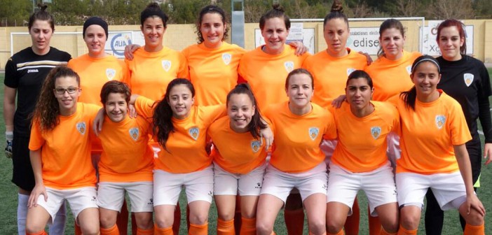 Marta Martínez (en pie, cuarta por la izquierda), junto a su equipo ante Lorca