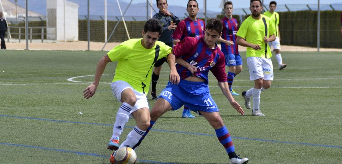 Un jugador del Alberca conduice el balón ante la presión de un futbolista del filial