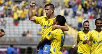 Ortuño celebra un gol con un compañero / Carlos Díaz Recio - UDLasPalmas.es