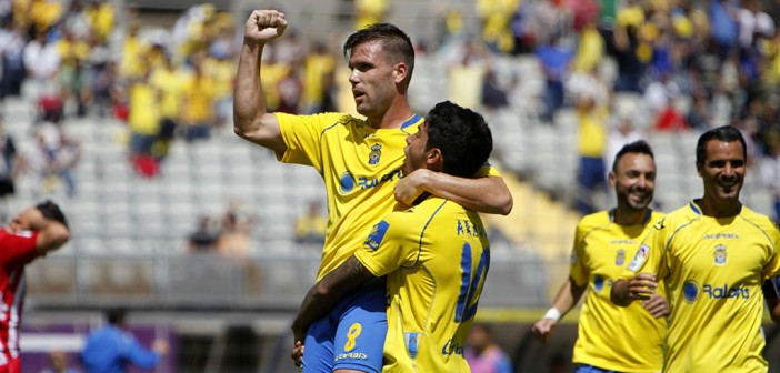 Ortuño celebra un gol con un compañero / Carlos Díaz Recio - UDLasPalmas.es
