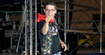 David Domínguez saluda a la cámara durante su actuación / Inma Azorín