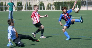 Instante del choque entre el Alevín A y el Bullense / J. Ramón Martínez