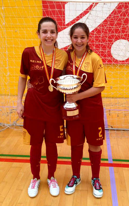 Ángela y Patricia posan con el título de campeonas / SDHispania