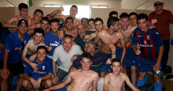 El Juvenil A celebra en el vestuario el ascenso / J. Ramón Martínez