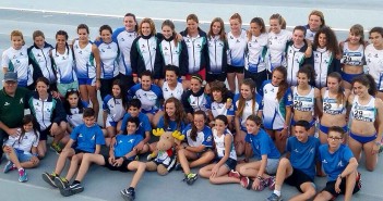 Puche, segunda por la izquierda, en pie, con su equipo ilicitano / Archivo