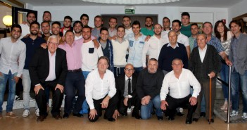 Plantilla, técnicos y directiva posa en el transcurso de la cena / P. Aguilera