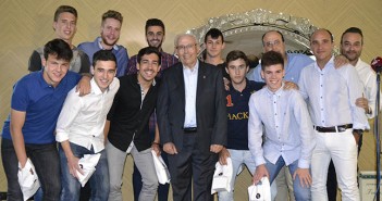 Durante la cena, despedida de los jugadores salientes / Á. Ayala