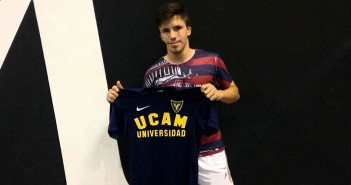 Castillo posa con su indumentaria en las instalaciones universitarias