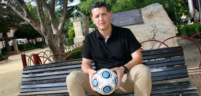Alejandro Altamirano Sandroni, con el balón firmado por lo jugadores de aquel ascenso / Á. Ayala
