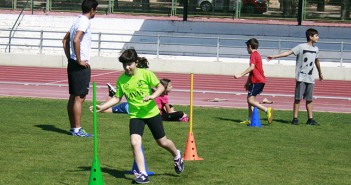 Varios jóvenes, en medio del Campus del Club Triatlón Arabí Yecl