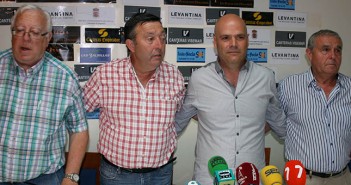 Presidente, directiva y nuevo entrenador, en la presentación ayer en la sede del club / Á. Ayala