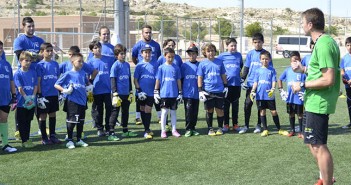 Iñaki Caña, de verde, charla con los porteros participantes en las Jornadas / I. Azorín