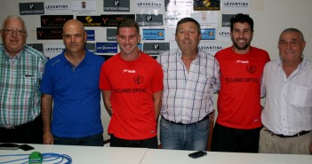 Los nuevos fichajes posan con la directiva azulgrana / Álvaro Ayala