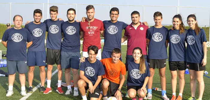 Los futbolistas posan junto a los técnicos del Ciudad de Yecla / I. Azorín