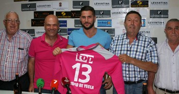 Pepelu, junto al técnico y la junta directiva, posa con su nueva camiseta / A. Ayala