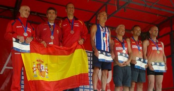 Martínez, segundo por la izquierda, en el podio de Lyon / CFY