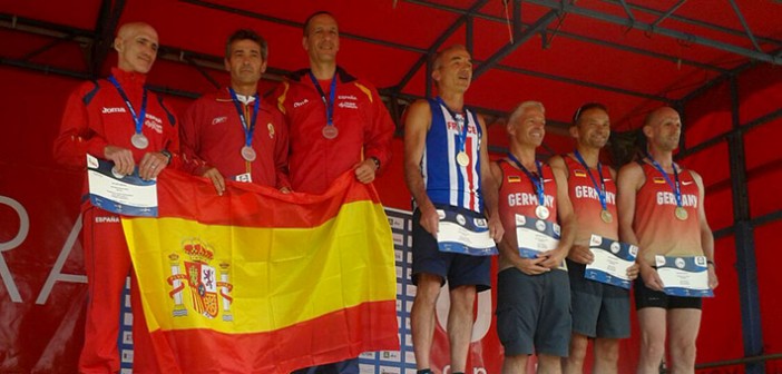 Martínez, segundo por la izquierda, en el podio de Lyon / CFY