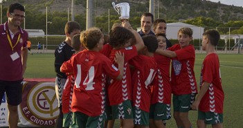 Los vencedores del torneo celebran la victoria con el trofeo / I. Azorín