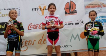 Violeta, en lo más alto del podio en Yéchar / Club Ciclista Yecla
