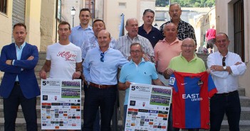 Foto de 'familia' con los algunos de los participantes del partido del sábado / P. Aguilera