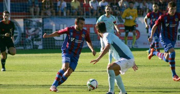 Tonete busca zafarse de un defensor alhameño / Á. Ayala