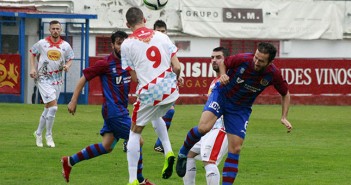 Pucho y Rafa López pugnan el esférico con Nico / Álvaro Ayala