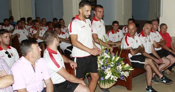 Los capitanes ofrecen flores al altar de la Patrona en su Santuario / P. Aguilera