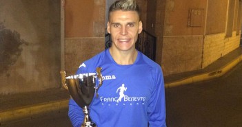 Francisco Javier posa con el trofeo de subcampeón