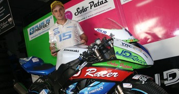 Julio David posa junto a su moto y los trofeos de Navarra / Á. Ayala