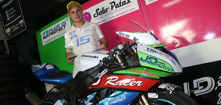 Julio David posa junto a su moto y los trofeos de Navarra / Á. Ayala