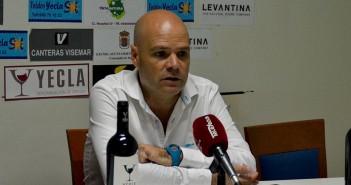 El entrenador del Yeclano, tras el partido / Inma Azorín