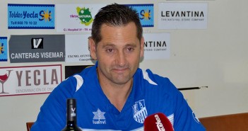 El preparador visitante, contento tras el 0-0 / Inma Azorín