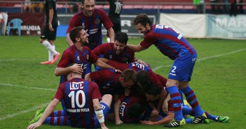 El equipo celebra el tanto de Kun en el descuento / Á. Ayala