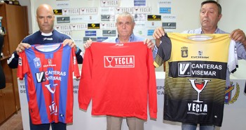 Sanjuán, López y Romero muestran las nuevas equipaciones / P. Aguilera