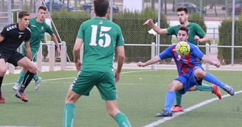 El azulgrana Abel dispara sobre la puerta del Real Murcia / Pascual Aguilera