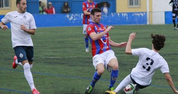 Un jugador del yeclano pugna frente a un rival / Pascual Aguilera